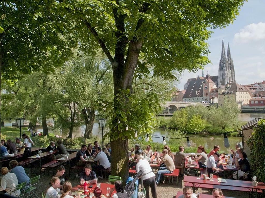 Schloss Weichs Zu Regensburg Mit 2Schlafzimmer Parkplatz Internet 75Qm Zentrum Kültér fotó